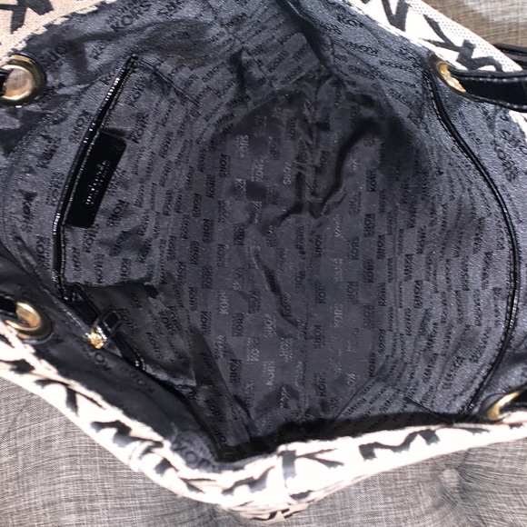 Michael Kors Oversized Logo Tote - Picture 10 of 13